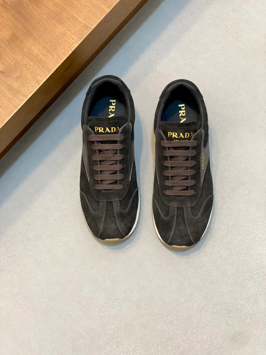 Men's shoes 💰740 Prada/Prada's new men's spliced ​​casual sports shoes. These sports shoes use exquisite stitching technology to outline a unique geometric texture, and contemporary lines and details reinterpret the classic sports style. The upper is made of ultra-official material, and the lining is full cowhide. It is lightweight, breathable, practical and versatile. The tongue is decorated with the Prada Milano logo, and the logo print is embellished with the laces. It is paired with a 2.5cm two-color rubber sole to create a comfortable wearing experience. Comes with full set of original packaging dust bag! Size: 39-40-41-42-43-44 (38, 45 customized) standard leather shoe size
